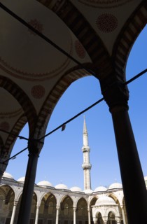 Turkey, Istanbul, Sultanahmet Camii The Blue Mosque Courtyard with minaret. 
Photo : Paul Seheult