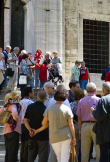 Turkey, Istanbul, Sultanahmet Camii The Blue Mosque with sightseeing tourists. 
Photo : Paul