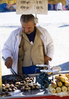 Turkey, Istanbul, Sultanahmet Man selling roast chestnuts and sweetcorn in the street. 
Photo :