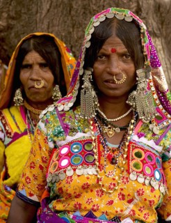 PORTRAIT OF A LAMBANI GYPSY TRIBAL WOMEN WITH TRADITIONAL TRIBAL JEWELRY AND COSTUME, INDIA. (MR)