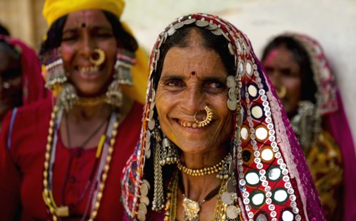 PORTRAIT OF A LAMBANI GYPSY TRIBAL WOMEN WITH TRADITIONAL TRIBAL JEWELRY AND COSTUME, INDIA. (MR)