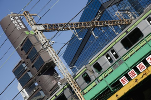 Japan, Honshu, Tokyo, Shinbashi a JR Yamanote line train crosses overhead. 
Photo : Jon Burbank