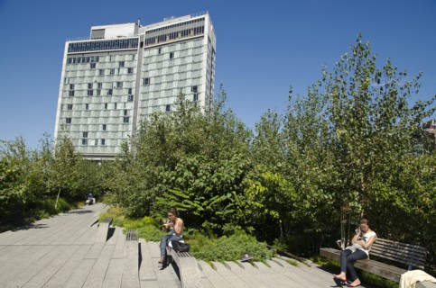 USA, New York, Manhattan, West Side High Line Park people realaxing along the benches around 13th