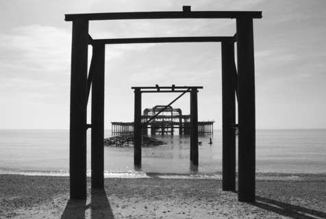 England, East Sussex, Brighton, Ruins of the burnt out West Pier fallen into the sea. 
Photo :