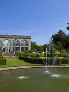 England, Warwickshire, Wawick Castle, Fountain and Conservatory in the Peacock garden. 
Photo :