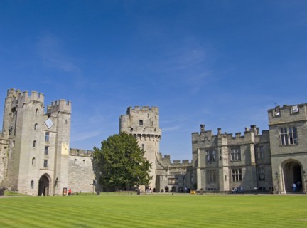 England, Warwickshire, Wawick Castle, Caesars Tower with gatehouse and Barbican. 
Photo : Chris