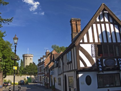 England, Warwickshire, Wawick Castle, View of Tea Shop with Warwick Castle Guys Tower. 
Photo :