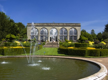 England, Warwickshire, Wawick Castle, Fountain and Conservatory in Peacock Garden. 
Photo : Chris