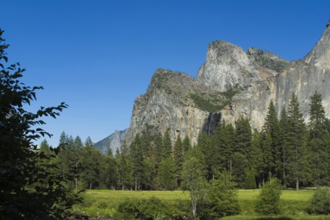 USA, California, Yosemite, View of mountains from Merced River. 
Photo : Chris Penn