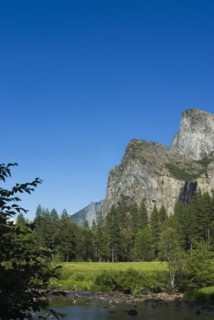 USA, California, Yosemite, View of mountains from Merced River. 
Photo : Chris Penn