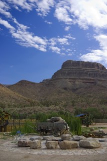 USA, Arizona, Grand Canyon, Campfire below Spirit Mountain. 
Photo : Chris Penn