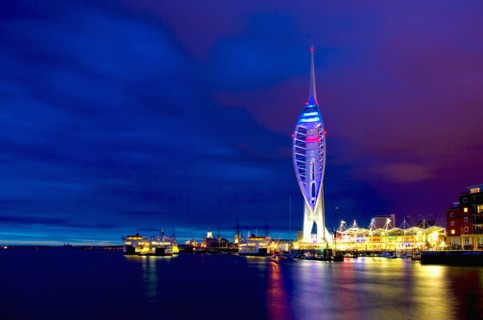 England, Hampshire, Portsmouth, Spinnaker Tower and Gunwharf Quays illuminated at night. 
Photo :
