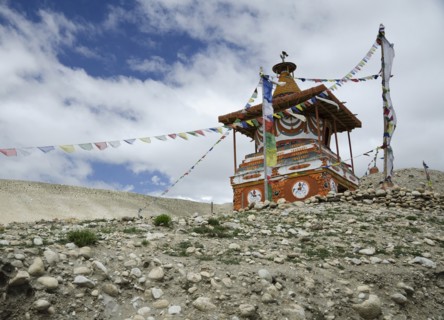Chorten between Tsarang and Lo Manthang.