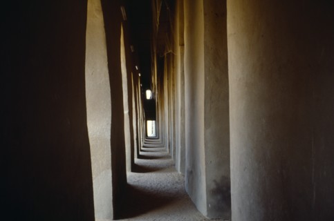 Mali, Djenne, Mosque interior view along narrow colonnaded passageway. Photo : Jonathan Hope