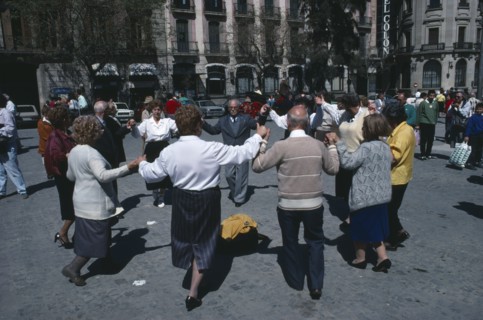 Spain, Catalonia, Barcelona, People dancing the Sardana in front of the Cathedral. Photo : John