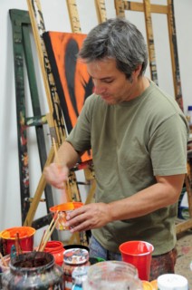Mexico, Bajio, San Miguel de Allende, Artist Juan Ezcurdia in his studio mixing paint. Photo : Nick