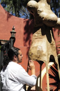 Mexico, Bajio, San Miguel de Allende, Artist Alejandro Lopez with sculpture at his studio. Photo :