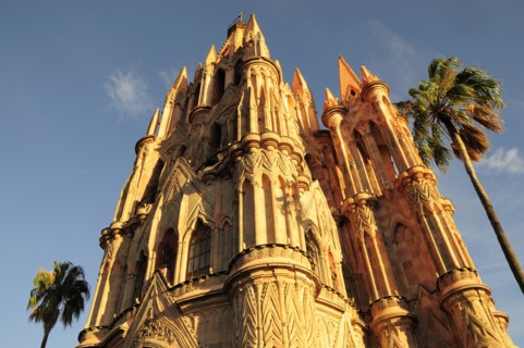 Mexico, Bajio, San Miguel de Allende, La Parroquia de San Miguel Arcangel exterior. Photo : Nick