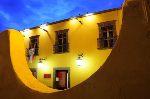 Mexico, Bajio, San Miguel de Allende, Half circle formed wall framing part view of opposite