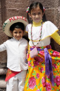 Mexico, Bajio, San Miguel de Allende, Two young children dressed for Independence Day celebrations.