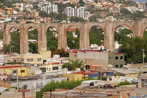 Mexico, The Bajio, Queretaro, City view with aquaduct from mirador. Photo : Nick Bonetti
