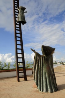 Mexico, Jalisco, Puerto Vallarta, Sergio Bustamente sculpture In Search of Reason 1990 on the