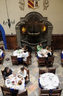 Mexico, Puebla, Elevated view over customers dining in courtyard of the Hotel Colonial. Photo :
