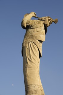 Mexico, Veracruz, Papantla, Statue of Volador de Papantla dancer. Photo : Nick Bonetti