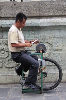 Mexico, Oaxaca, Knife sharpener in the Zocalo. Photo : Nick Bonetti