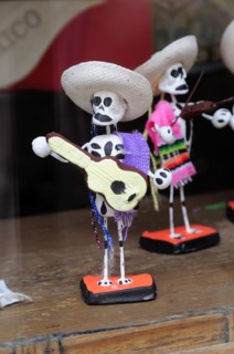 Mexico, Oaxaca, Skeleton figures for Dia de los Muertos or Day of the Dead festivities. Photo :