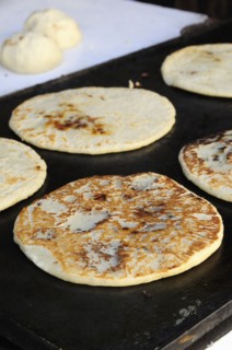 Mexico, Bajio, San Miguel de Allende, Cooking tortillas on griddle. Photo : Nick Bonetti