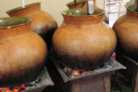 Mexico, Oaxaca, Large earthenware pots of food cooking over hot coals. Photo : Nick Bonetti
