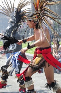 Mexico, Federal District, Mexico City, Michacoa Aztec dancers performing in the Zocalo. Photo :