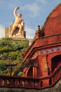 Mexico, Bajio, Guanajuato, Statue of El Pipila honors hero who torched the Alhondiga Gates enabling