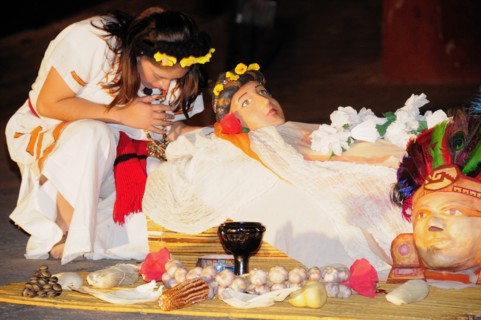 Mexico, Bajio, Guanajuato, Street theatre performance during Cervantino cultural festival. Photo :