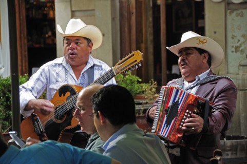 Mexico, Bajio, Guanajuato, Mariachi musicians playing at cafe in Jardin de la Union. Photo : Nick