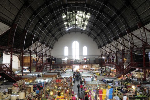 Mexico, Bajio, Guanajuato, Busy interior of Mercado Hidalgo with stalls spread out beneath domed