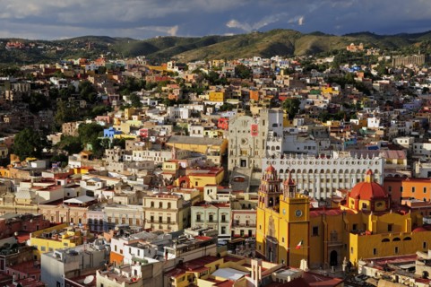 Mexico, Bajio, Guanajuato, Cityscape from panoramic viewpoint. Photo : Nick Bonetti