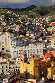 Mexico, Bajio, Guanajuato, Elevated view of Basilica and university building with barrios on