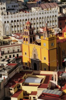 Mexico, Bajio, Guanajuato, Elevated view of Basilica and university building from panoramic