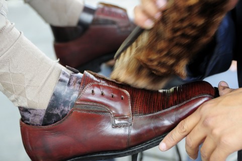 Mexico, Jalisco, Guadalajara, Plaza de la Liberacion Cropped view of shoe shine at work.. Photo :