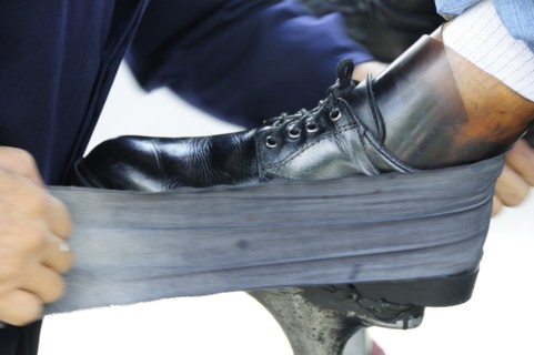 Mexico, Jalisco, Guadalajara, Plaza de la Liberacion Cropped view of shoe shine at work.. Photo :