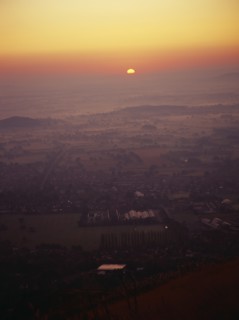 England, Worcestershire, Great Malvern, Sunrise over Great Malvern from Worcester Beacon. Photo :