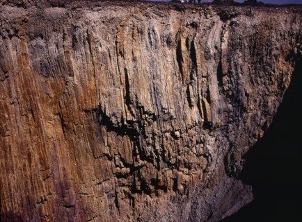 France, Bretagne, Finistere, Crozon Peninsula. Sea cliffs showing vertical layering.. Photo : Bryan