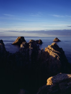 France, Bretagne, Crozon Peninsula, Pointe de Penhir. Seacliffs and offshore rocks.
Les Tas de