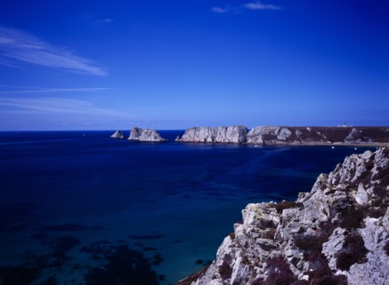 France, Bretagne, Crozon Peninsula, Pointe de Penhir. Seacliffs and offshore rocks.
Les Tas de