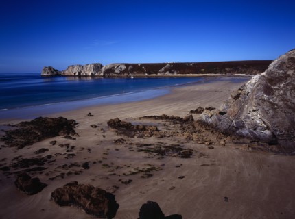 France, Bretagne, Crozon Peninsula, Pointe de Penhir from above Veryach Beach with rocky foreshore