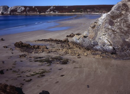 France, Bretagne, Crozon Peninsula, Pointe de Penhir from above Veryach Beach with rocky foreshore