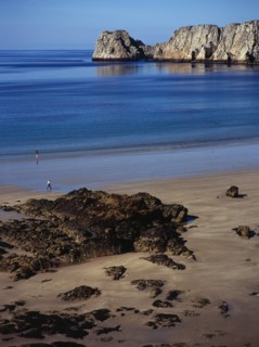 France, Bretagne, Crozon Peninsula, Pointe de Penhir from above Veryach Beach with rocky foreshore