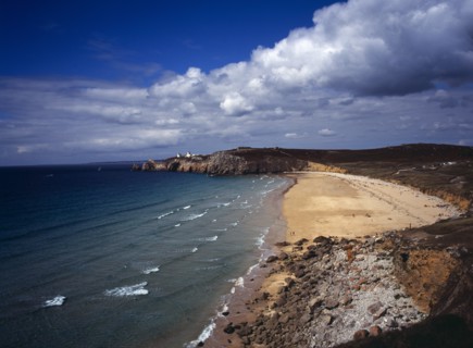 France, Bretagne, Crozon Peninsula, South west facing beach and Pointe du Toulinguet with rocky